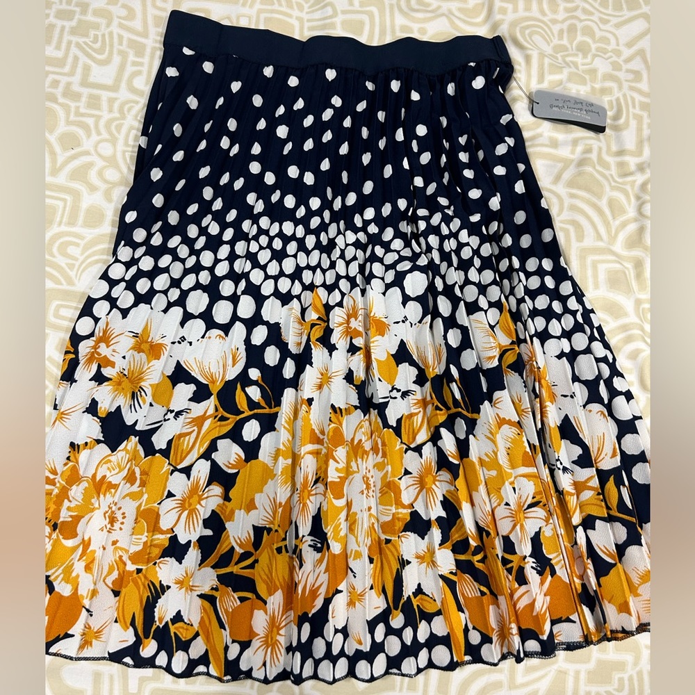 Metro wear skirt. Never been worn.